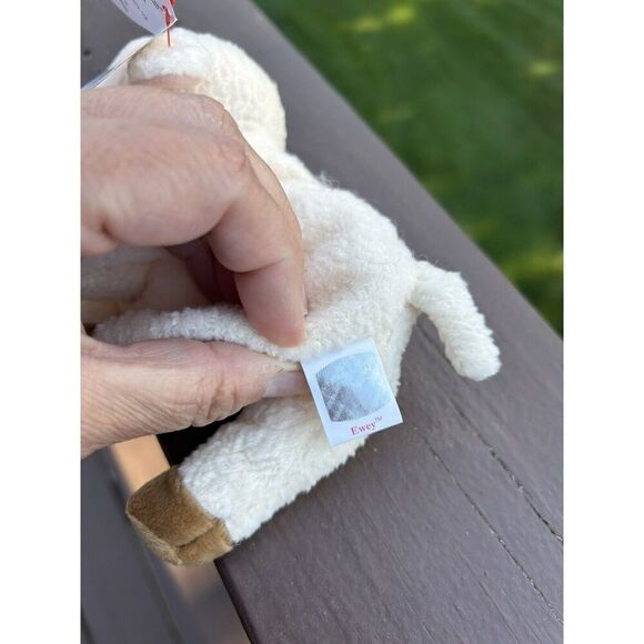 1999 Ty Beanie Babies Ewey the Lamb Birthday March 1, 1998  Retired Ty Beanie Baby Ewey The Lamb 1998-1999